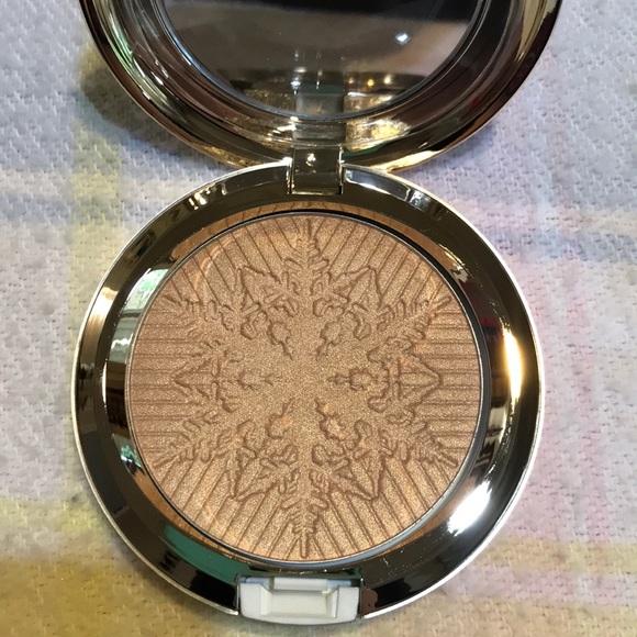LIMITD EDITION MAC HAPPY GO DAZZLINGLY HIGHLIGHTER - Picture 2 of 6